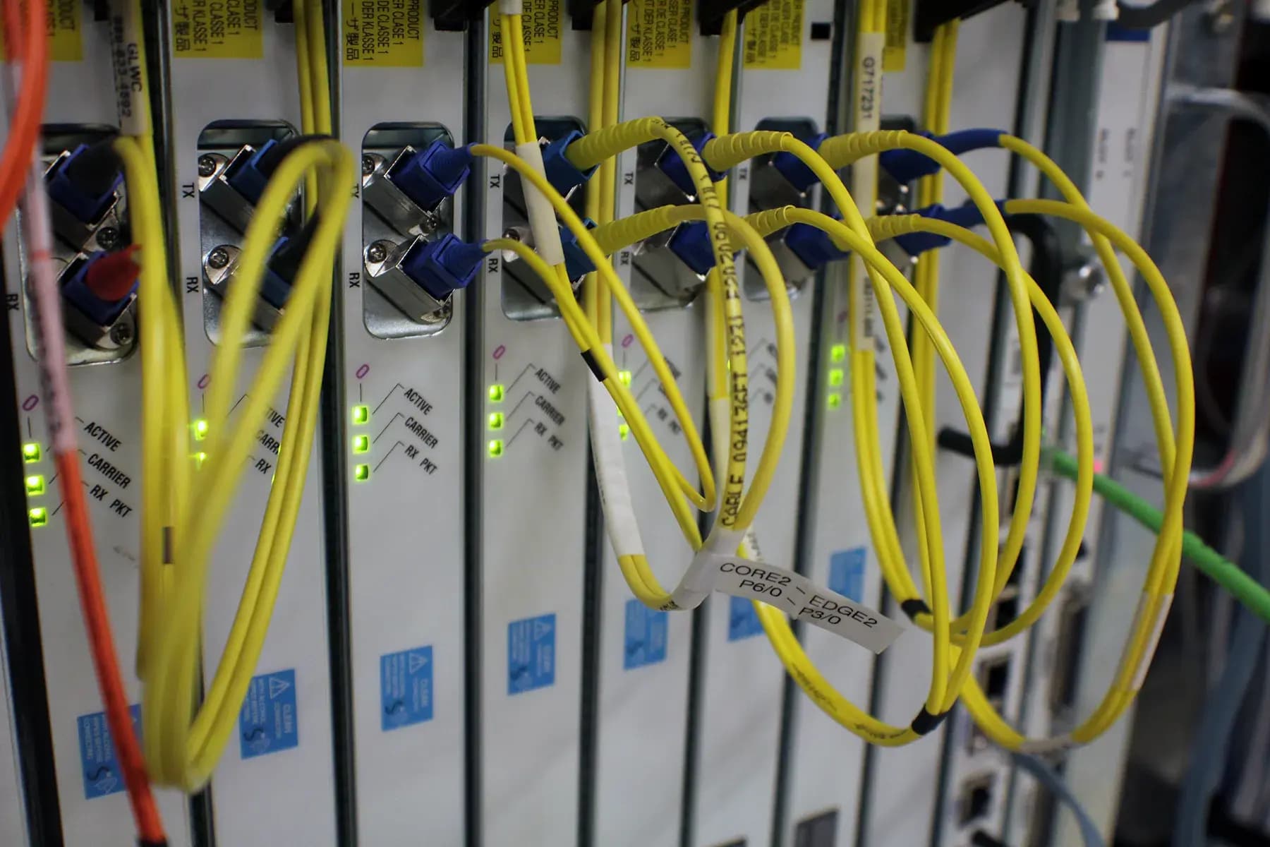 Carrier-class optical line cards with yellow single-mode fiber jumpers and active link LEDs